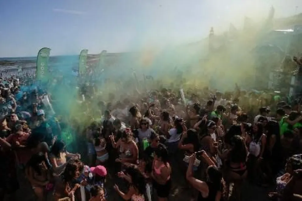 En la playa bailaron hasta la caída del sol.