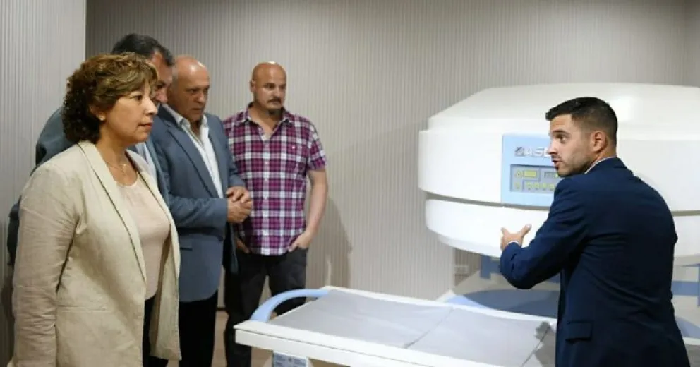 La gobernadora Arabela Carreras escuchó las explicaciones técnicas sobre el funcionamiento del nuevo resonador.