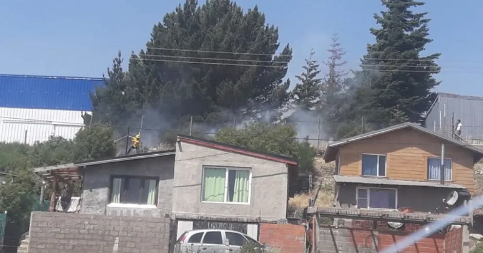 Susto por incendio de pastizales que puso viviendas en riesgo