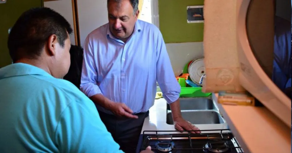 El momento en el que el vecino elegido enciende por primera vez su hornalla.