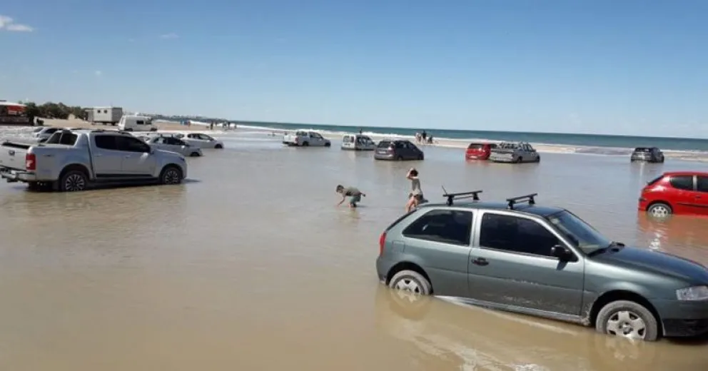 Una marea extraordinaria dejó a veinte vehículos bajo agua