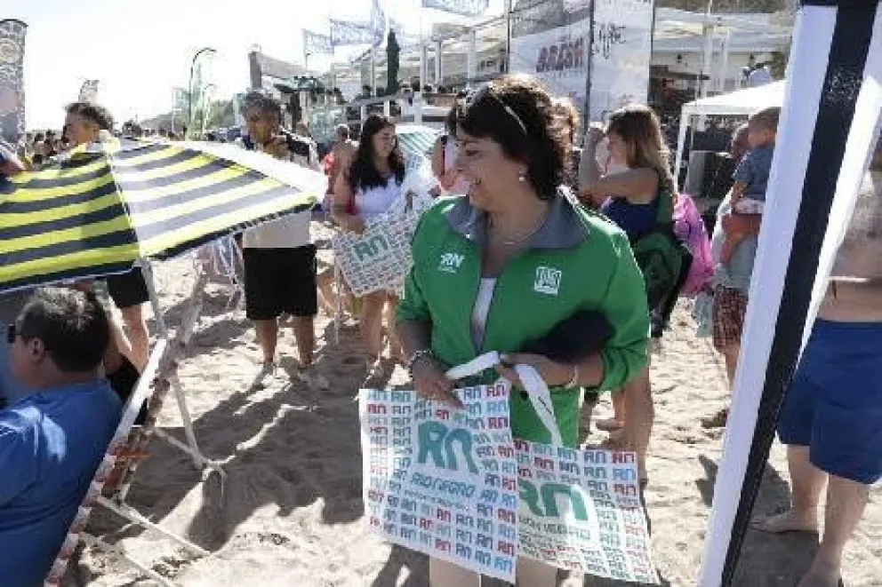 Las bolsas que se repartieron en Las Grutas.