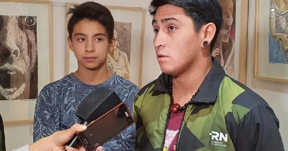 Tallerista y uno de los jóvenes bailarines 