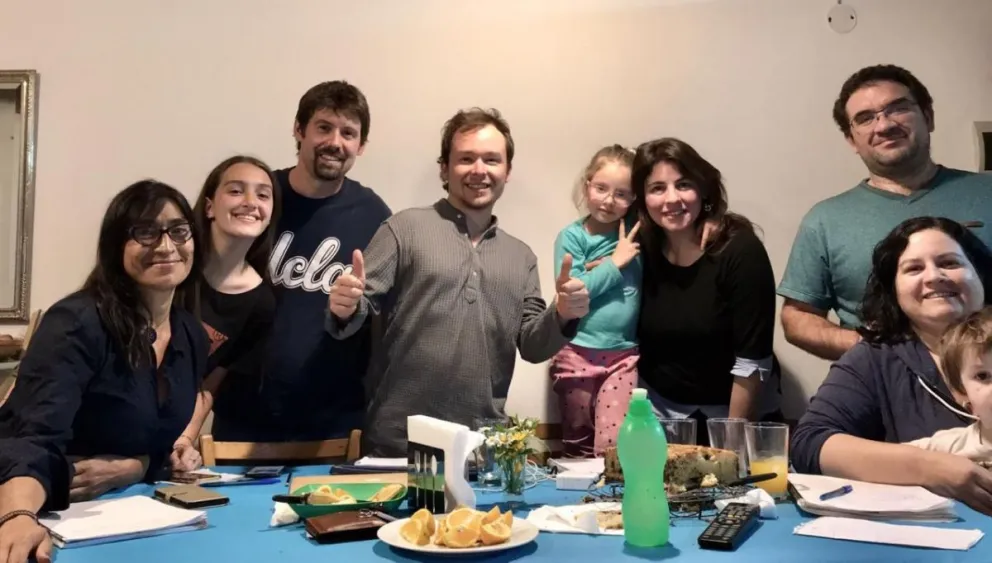  La familia recibirá clases de idioma y la ayudarán a su resocialización.