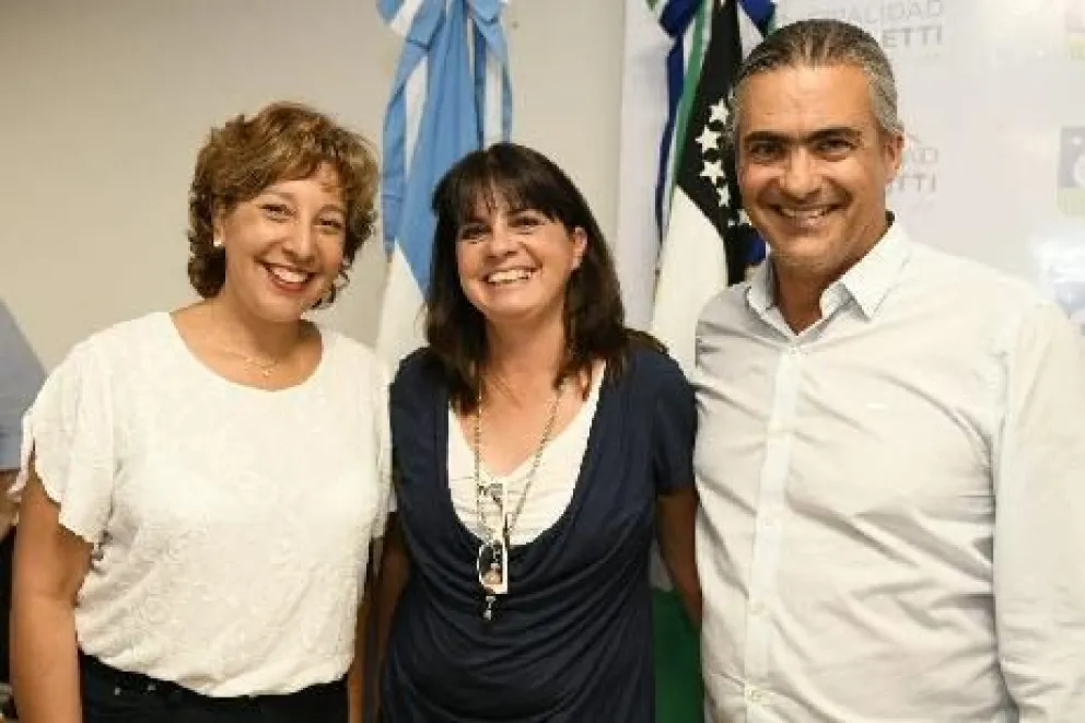Inés Pérez Raventos, flanqueada por Arabela Carreras y Carlos Valeri.