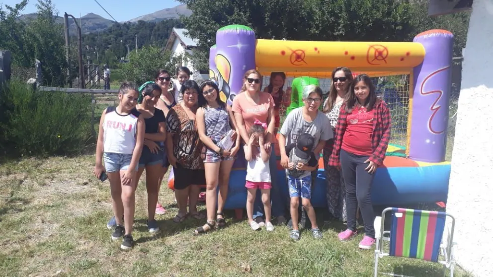 Grupo de vecinas con chicos y chicas.