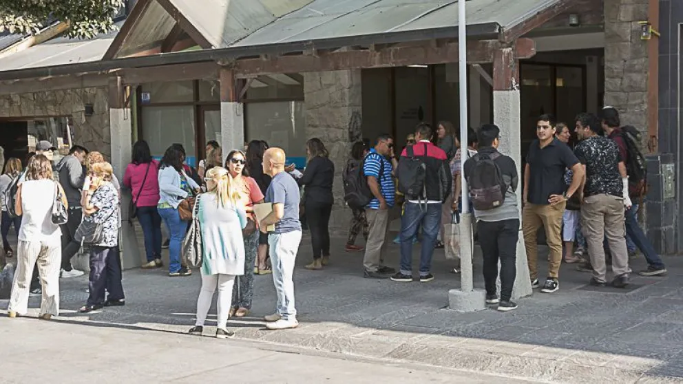 Damnificados por el Sanatorio Del Sol fueron al Ministerio de Trabajo y debieron socorrer a una empleada