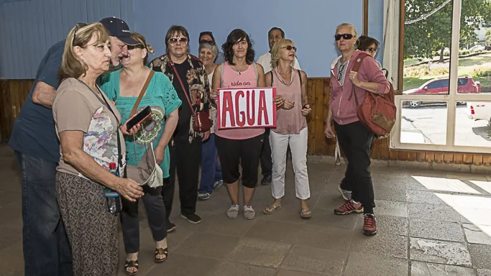 Vecinos de Las Victorias entregaron petitorio por la constante falta de agua en el barrio