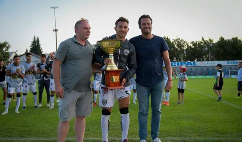 Juan Pablo Muena y Horacio Fuentes flanquean al capitán de Estudiantes.