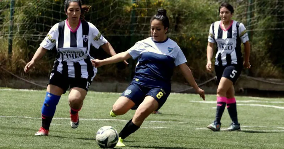 Aunque en forma parcial, volvió el fútbol de las chicas. (Foto archivo)