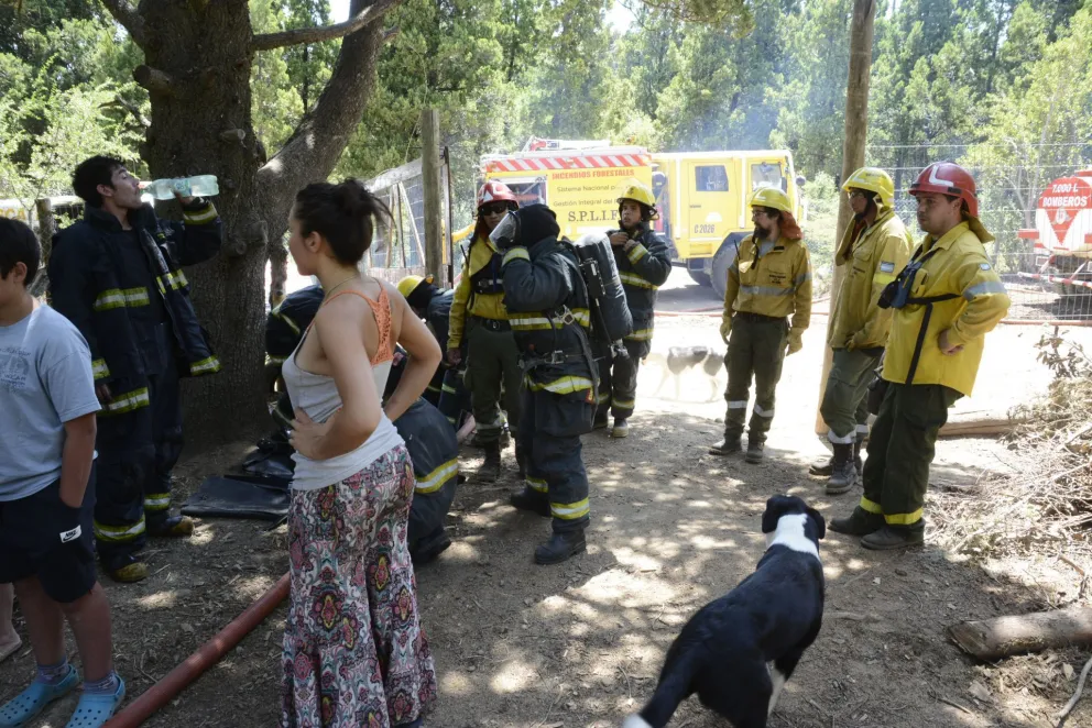 Una mujer pide colaboración a la comunidad luego de que un incendio destruyera su casa