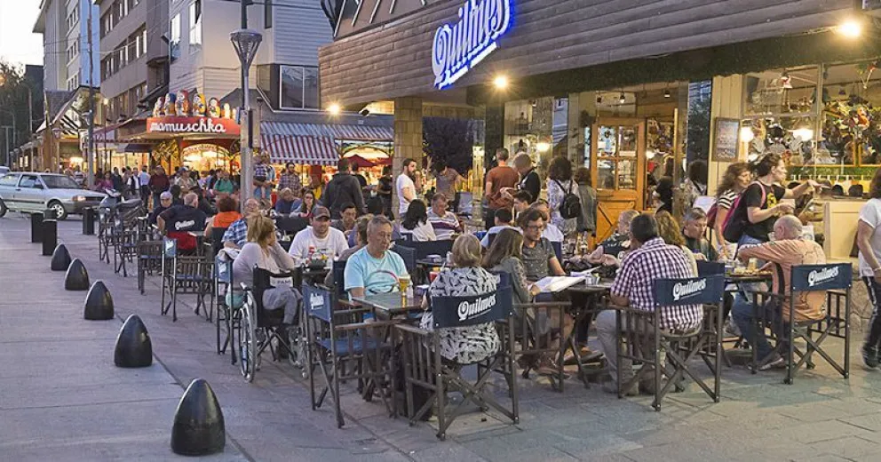 Calle Mitre: Sillas en la vereda y arte en las esquinas