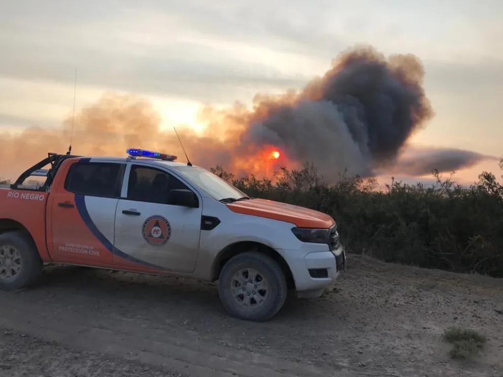 Arduas tareas para combatir el incendio en Guardia Mitre