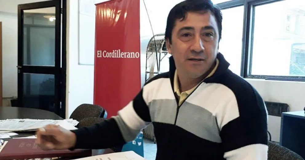 Luis Barrales en la redacción de El Cordillerano. (Foto de archivo)