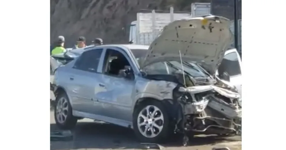 Violento choque frontal entre un auto y una camioneta: un menor sufrió fracturas