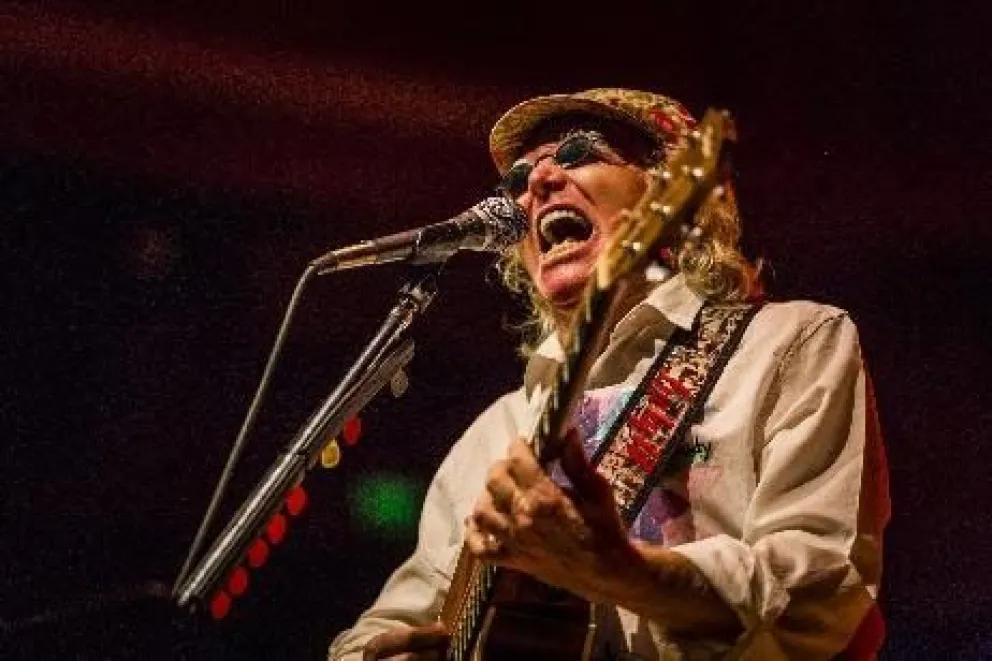 Miguel Cantilo dará una charla en Bariloche y tocará en Dina Huapi