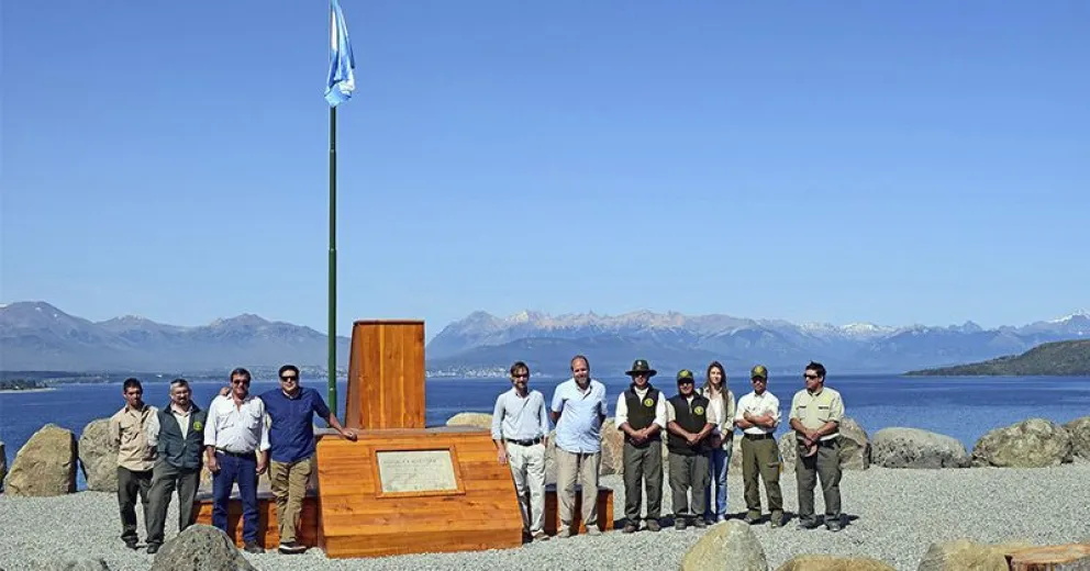 Izamiento de la bandera argentina para recordar a don Francisco Pascasio Moreno