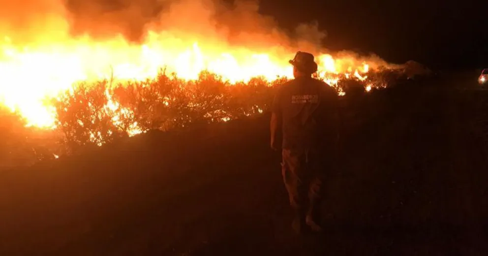 Gran tarea de los bomberos en Guardia Mitre pese a las adversidades del tiempo