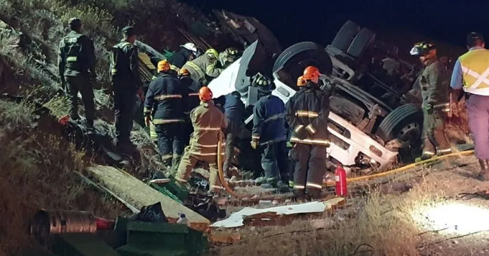 Herido grave al volcar un camión de verduras que viajaba hacia Bariloche