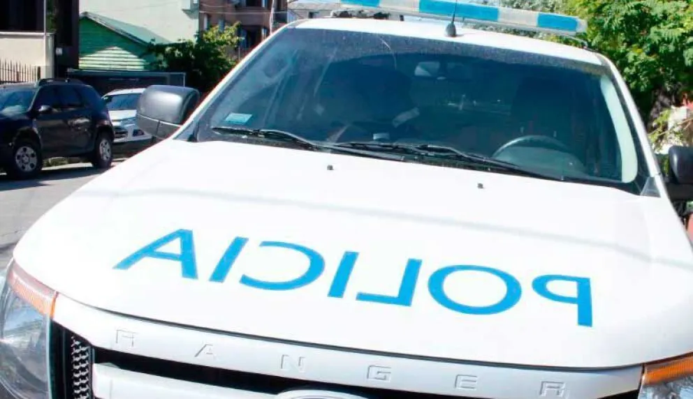 Provocó un escándalo en un micro y la siguió en la comisaría