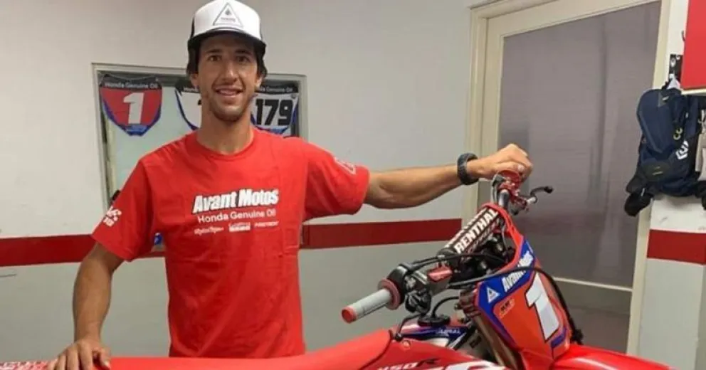 Luzzardi se prueba las pilchas de campeón de Motocross, en el supercross