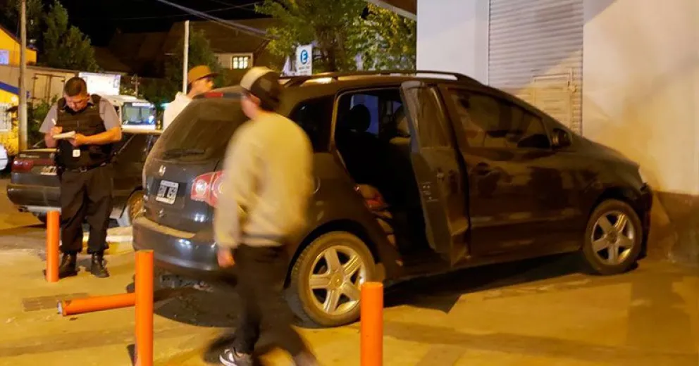 Chocaron y uno de los vehículos casi termina dentro de un local comercial