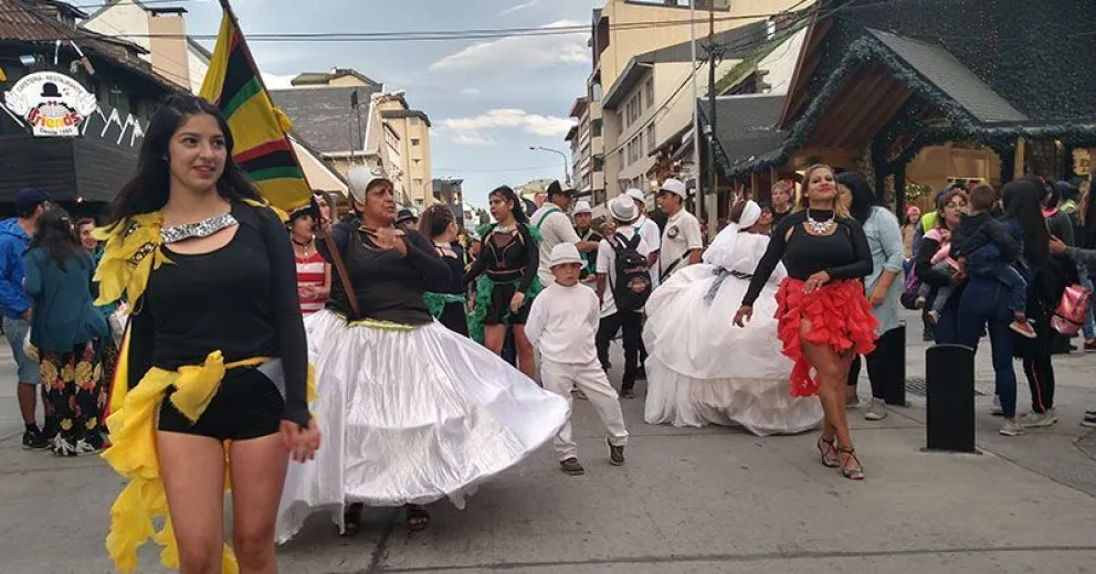 Desfile de precarnaval llenó de música y color la calle Mitre