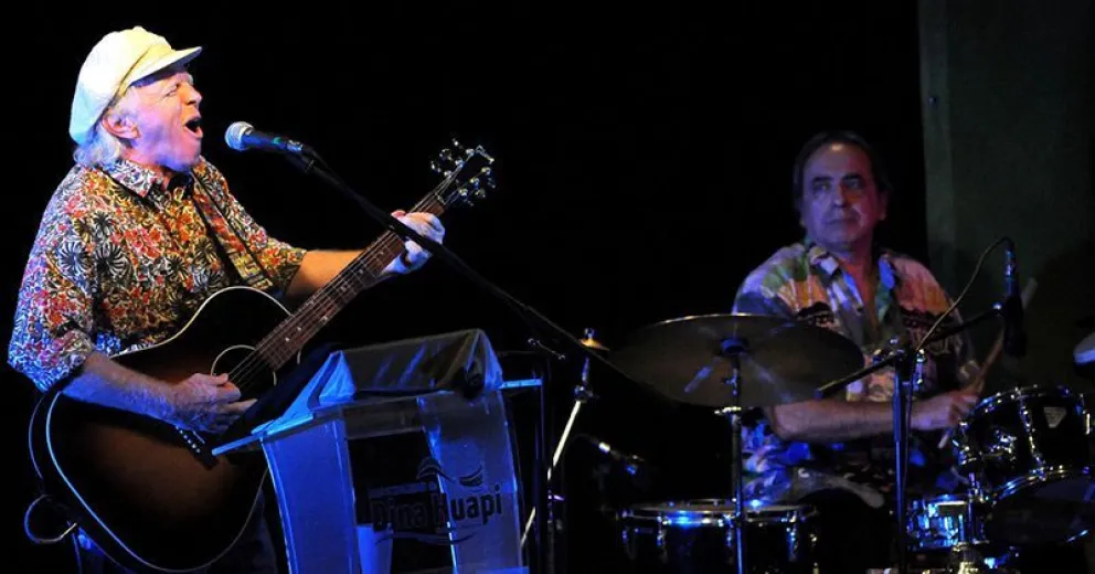 Miguel Cantilo hizo vibrar al SUM de Dina Huapi