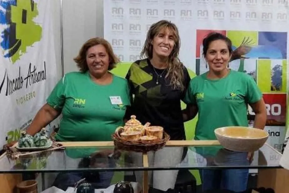 Con promoción y artesanías regionales los rionegrinos llegaron a Cosquín