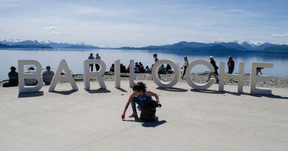 foto de archivo (Jóvenes limpiando una de las playas de la ciudad) 