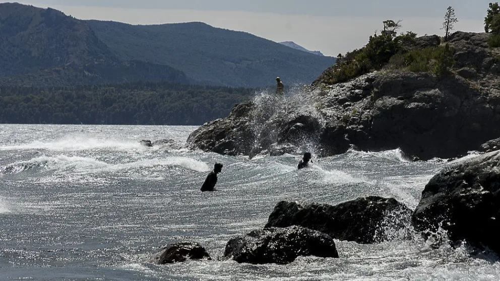 No hay rastros del kayakista que cayó al lago Nahuel Huapi
