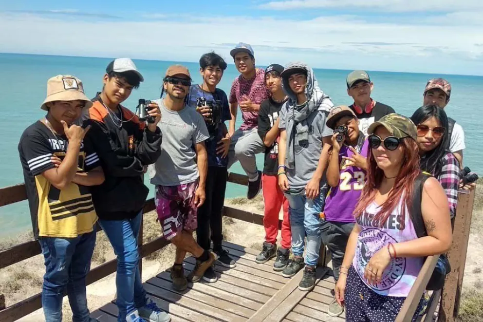 Jóvenes de Bariloche disfrutan de las playas de El Cóndor
