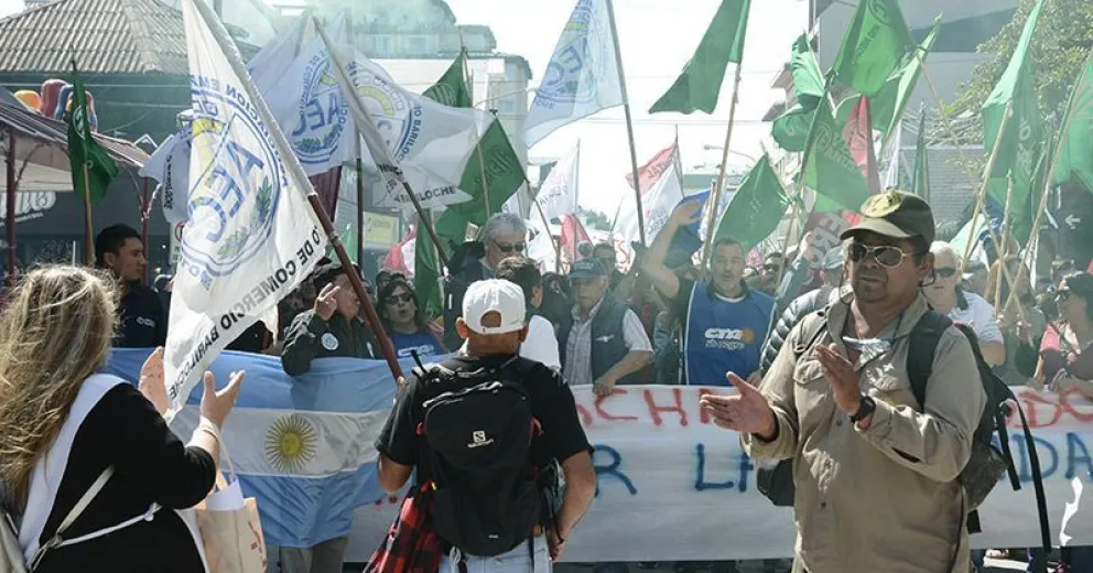 Sindicatos marcharon hasta el Centro Cívico “por la dignidad del trabajo”