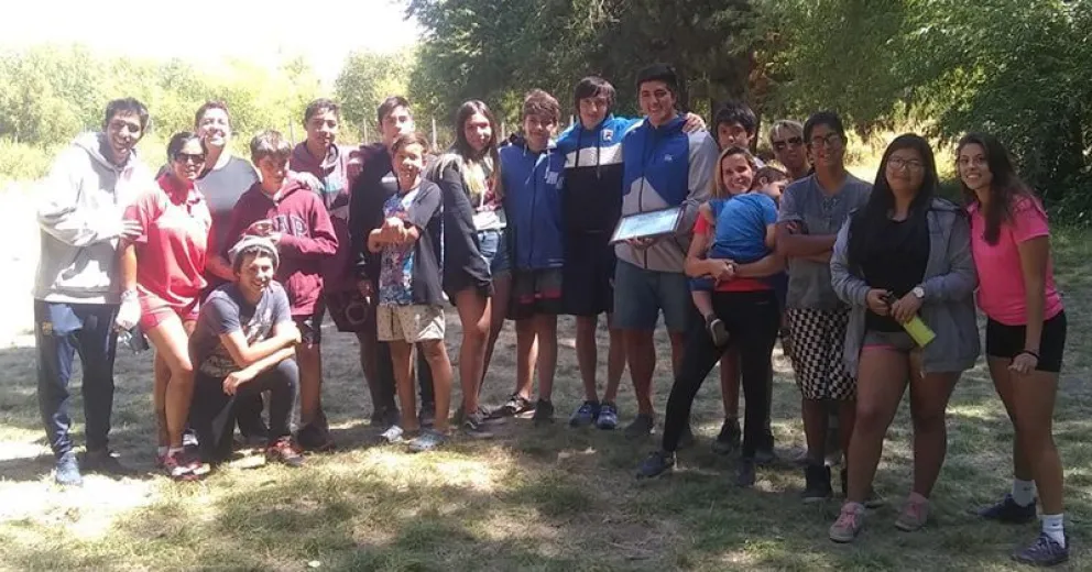 Emilio Camba, jugador de Pucará, le dio una charla a los chicos de Dina Huapi