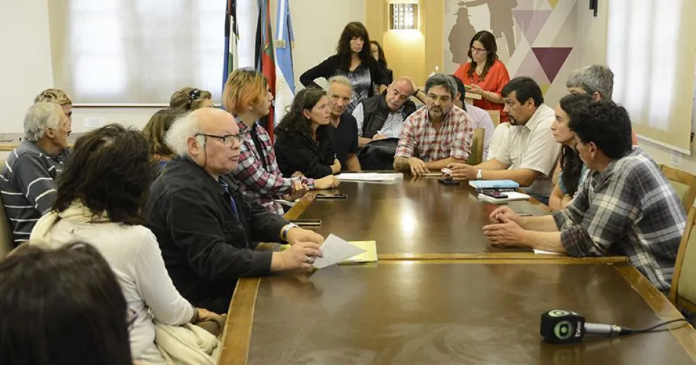 Integrantes del Ejecutivo suspendieron la reunión y los vecinos se dirigieron al Concejo