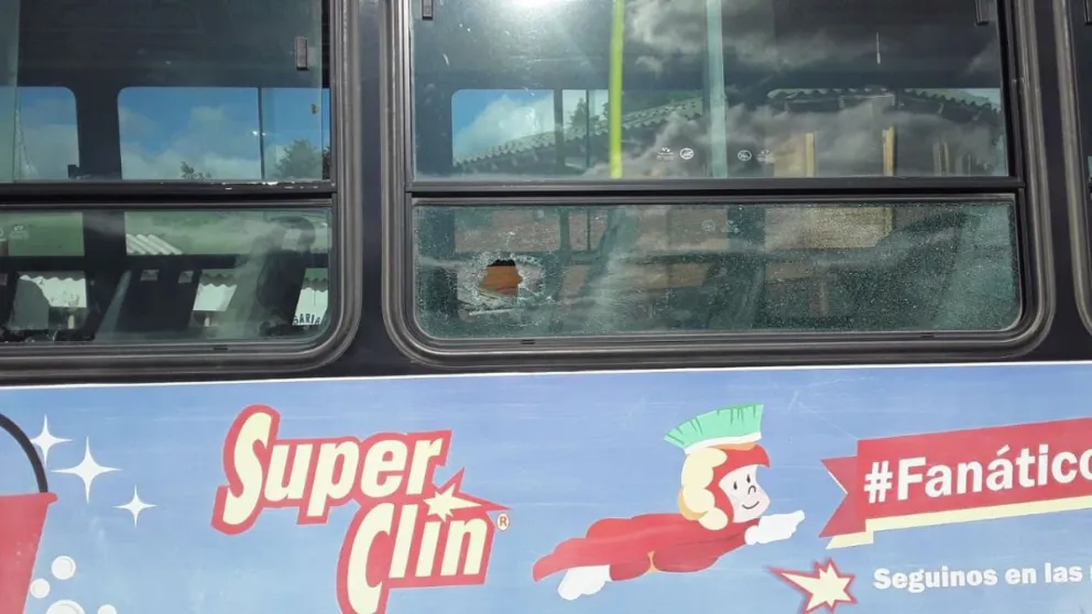 Un pasajero atacó a piedrazos dos unidades del transporte urbano