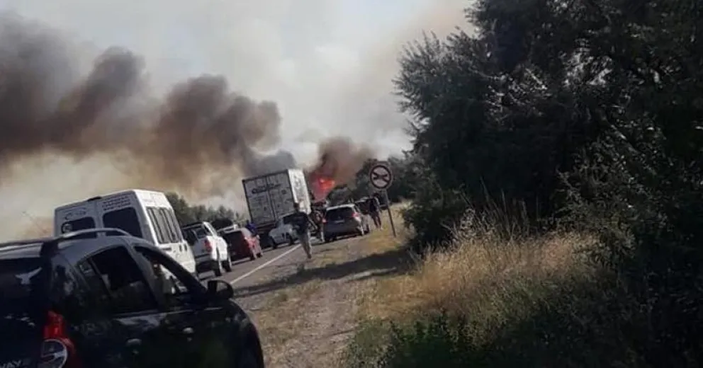 Bomberos y personal de Splif combaten incendios en Conesa