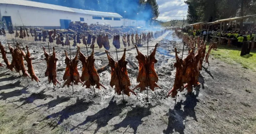Una multitud participa de la Fiesta del Asado