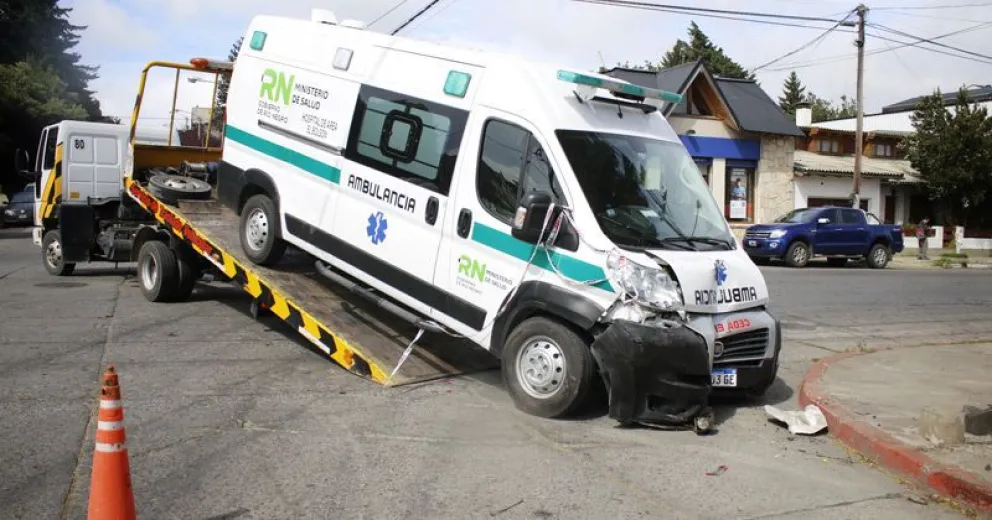 Los trabajos para retirar el vehículo y reparar los daños continuaron hasta la mañana de ayer.