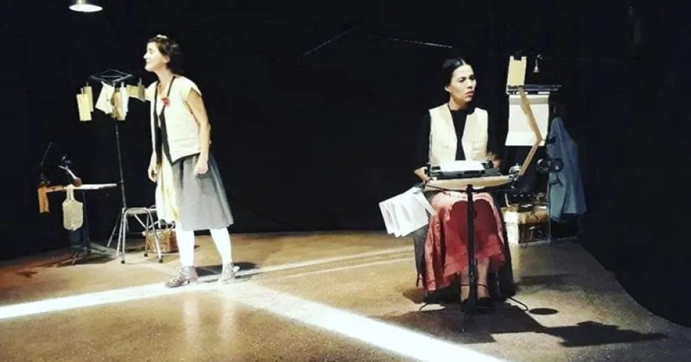 Vuelve a escena “Papel con letras”