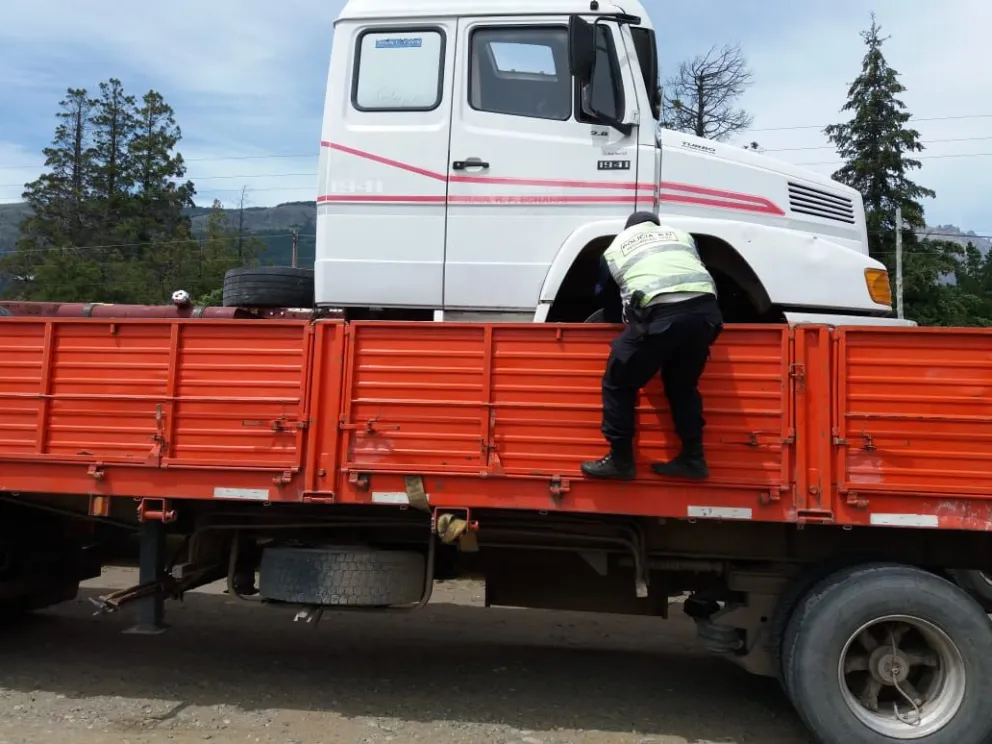 Secuestran un camión que era transportado en un semirremolque