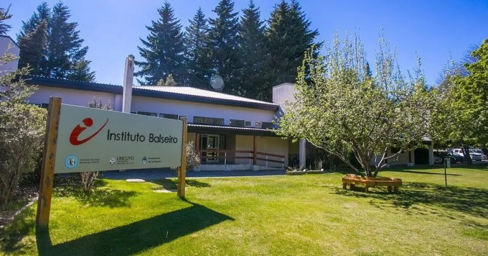 Los estudiantes del Balseiro reciben becas completas de la Comisión Nacional de Energía Atómica. 