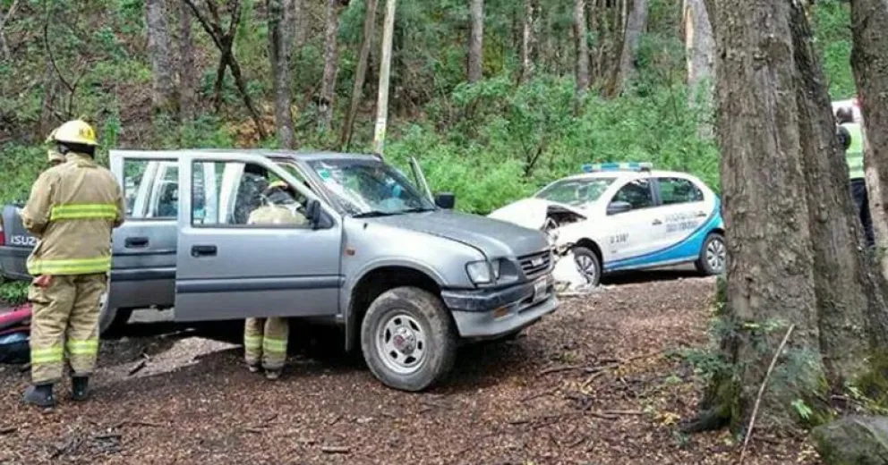 Fuerte choque entre un móvil policial y una camioneta particular