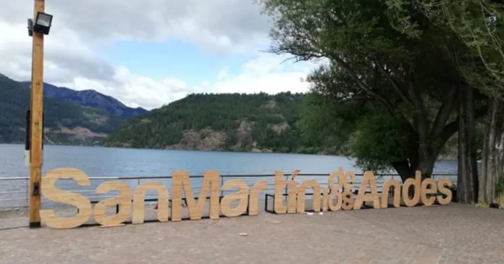 San Martín de los Andes inauguró su cartel en la costanera del lago Lácar