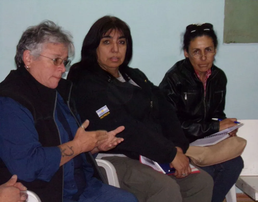 Reunión entre vecinos afectados por incendios intencionales en la Barda del Ñireco
