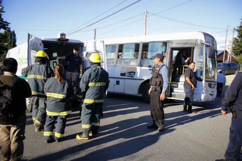 Un motociclista herido tras chocar contra un colectivo