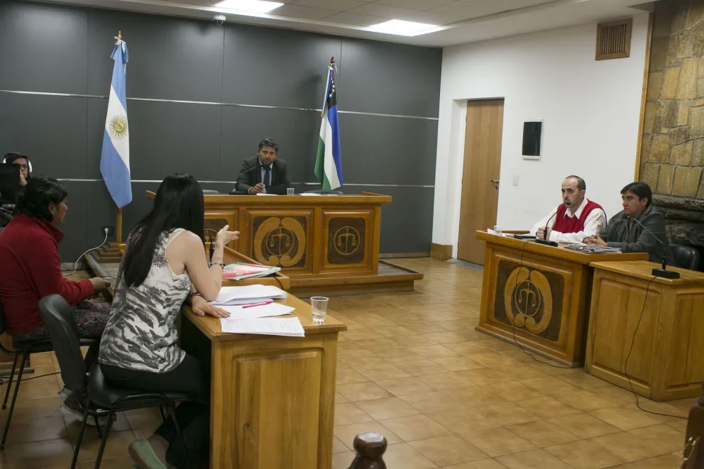 Imputaron a una mujer por instigar las ocupaciones