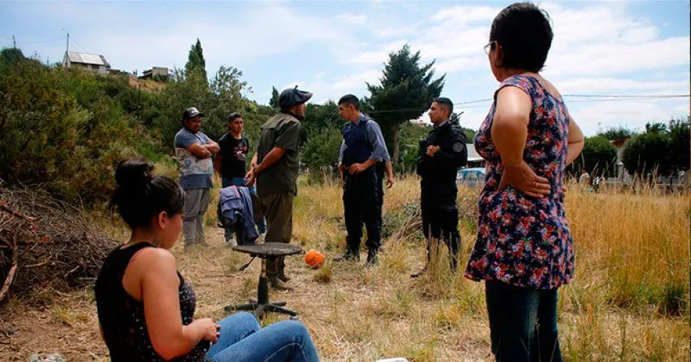 Familiares de vecinos del barrio tomaron un terreno y fueron denunciados