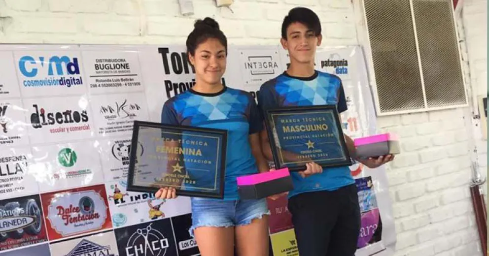 Tiziana Luna y Juan Cruz Ortiz reciben el premio a la mejor marca técnica del torneo femenino y masculino