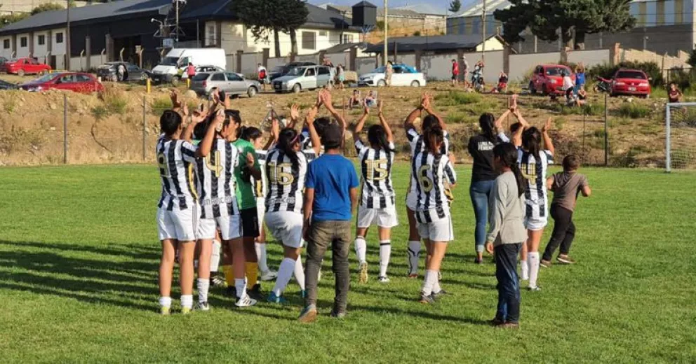 Las “Lunáticas” pegaron primero y se quedaron con el triunfo